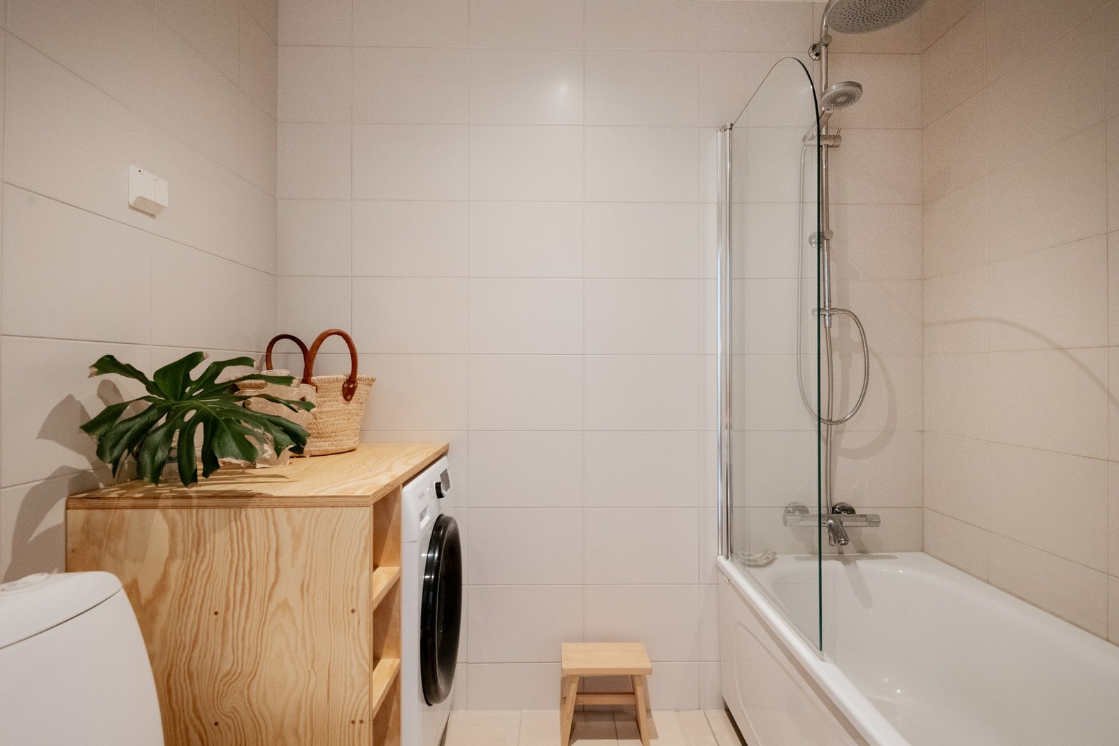 Badet er utstyrt med et praktisk badekar med dusjdør, samt moderne dusjarmatur med både regnfallsdusj og håndholdt dusj. Galleribilde