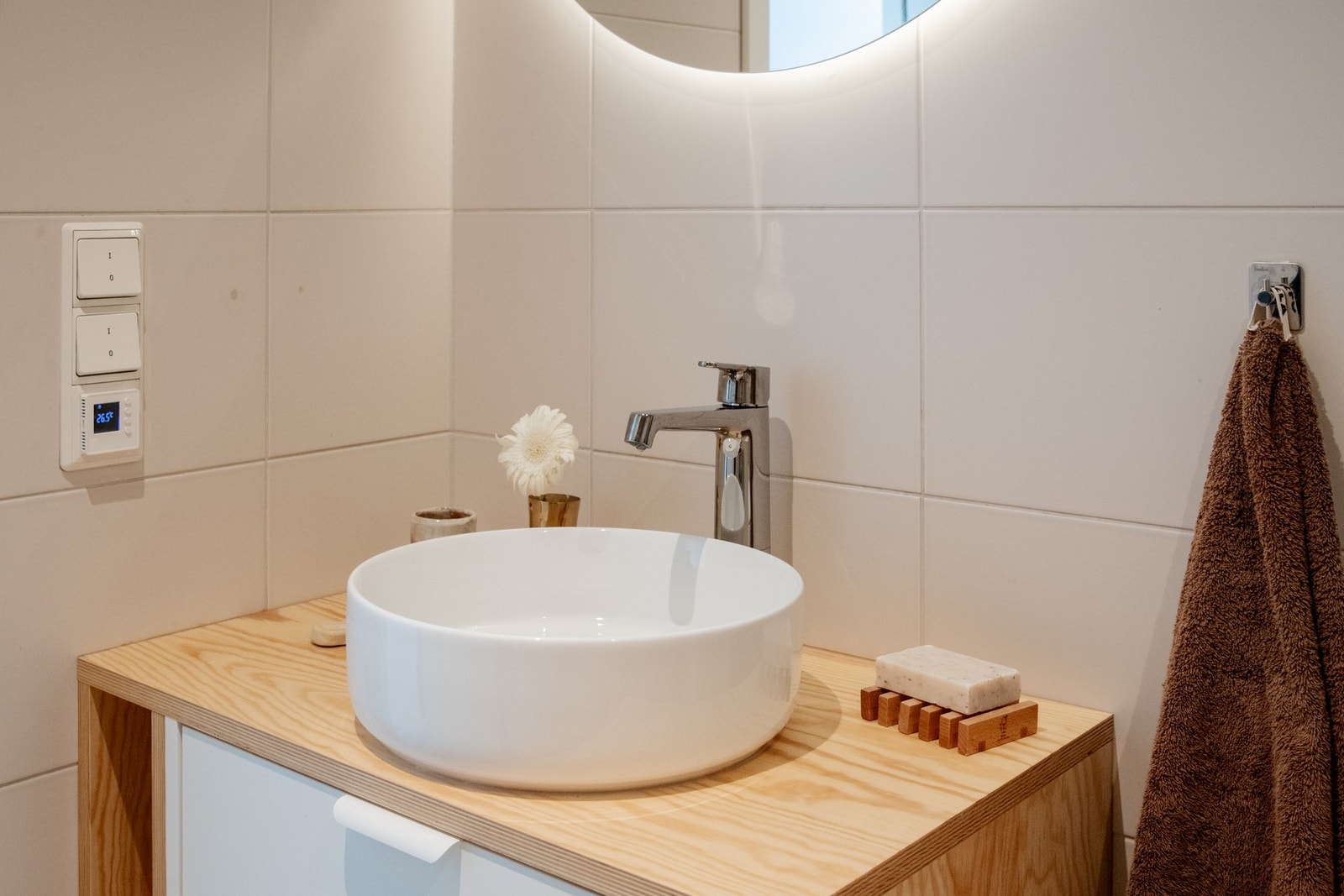 Den toppmonterte servanten med ettgreps blandebatteri tilfører en moderne og elegant detalj. Galleribilde