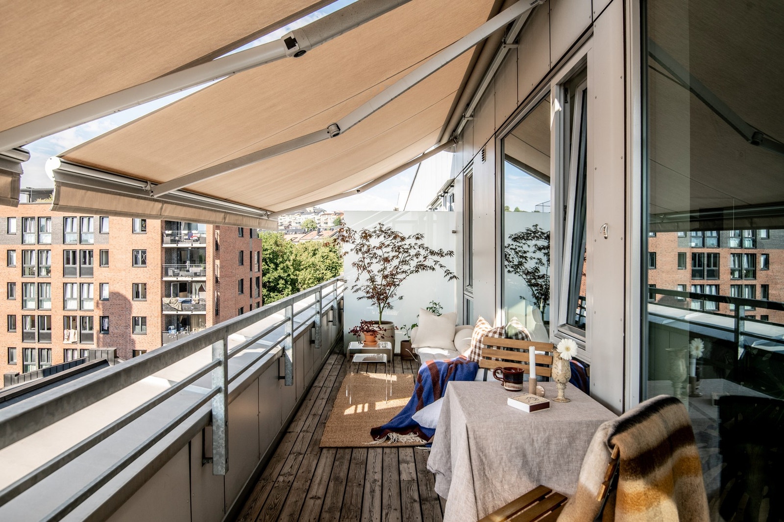 Takterrassen er utstyrt med manuelle markiser fra Norsol (2019), som gir god solskjerming ved behov. Galleribilde