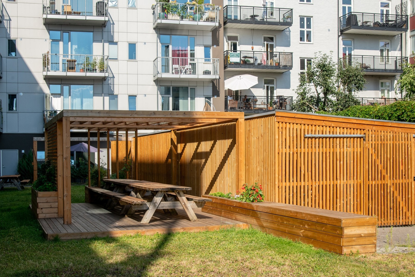 Bakgården ble oppgradert sommeren 2024. Galleribilde