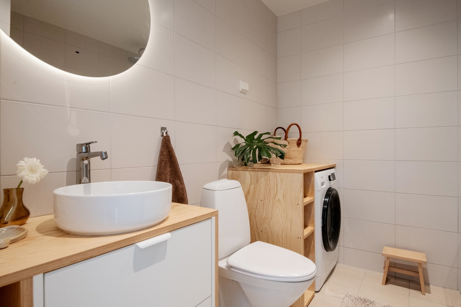 Baderommet fremstår som stilrent og innbydende, med lyse flislagte overflater og et tidløst uttrykk. Galleribilde