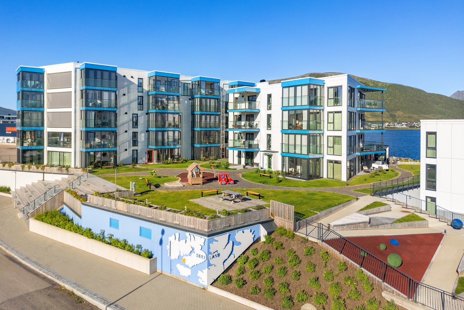 Uteareal med lekeplass og benker. Galleribilde