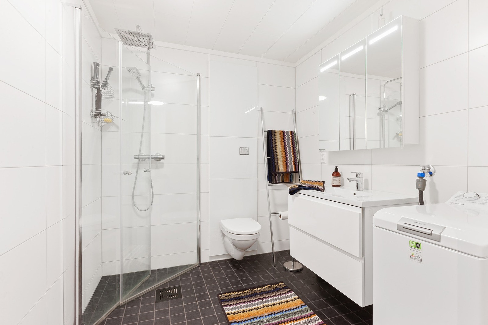 Pent kombinert bad/vaskerom med behagelig varme i gulv. Galleribilde