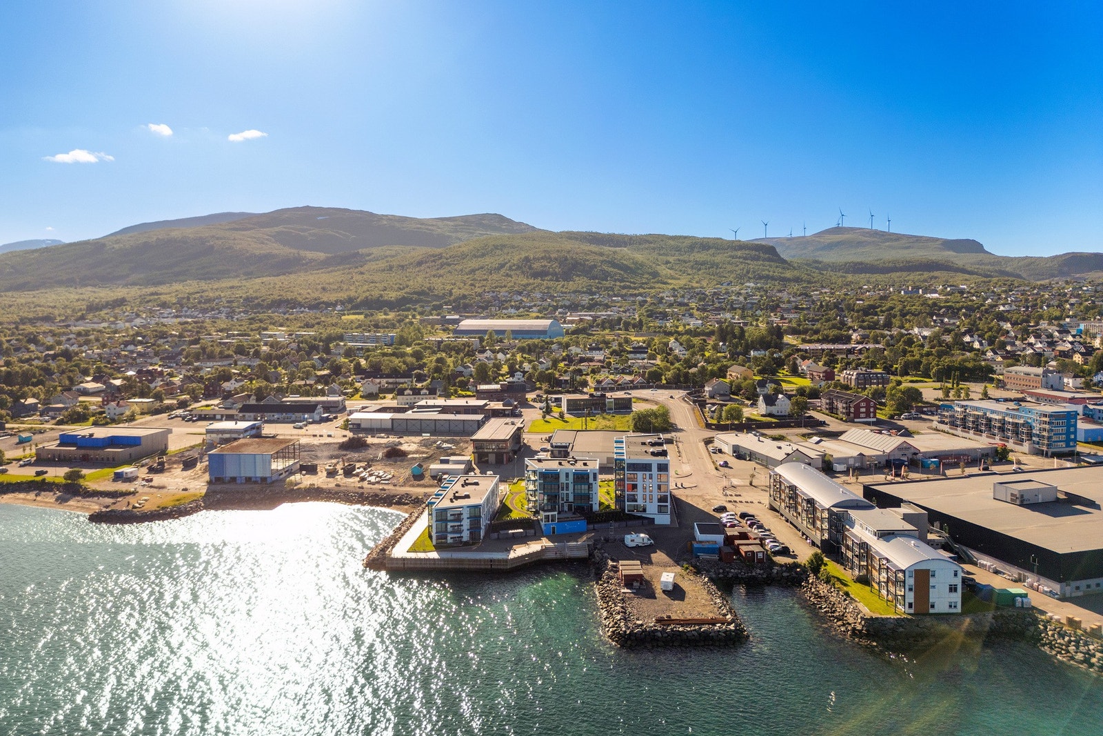 Leiligheten har beliggenhet meget sentralt i Sortland sentrum ved siden av Handelsparken Sortland og Kiwibutikk og med tilknytning til Sortlandssundet. Galleribilde