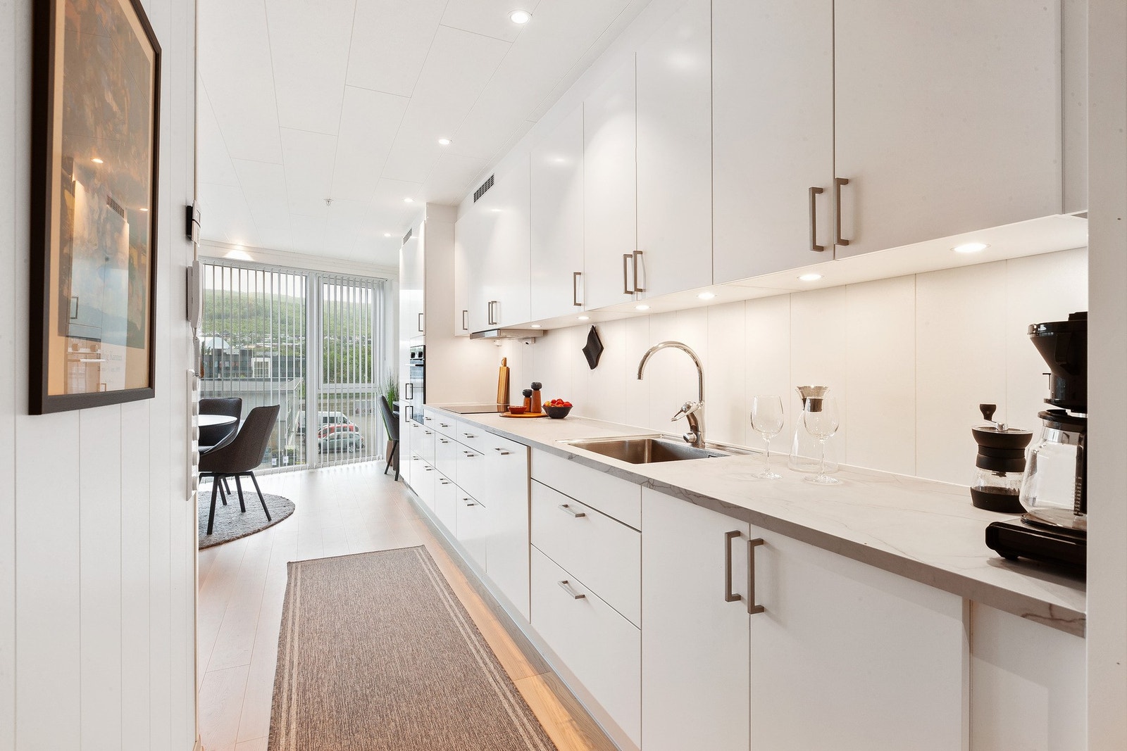 Kjøkken med slette, lyse fronter. Galleribilde