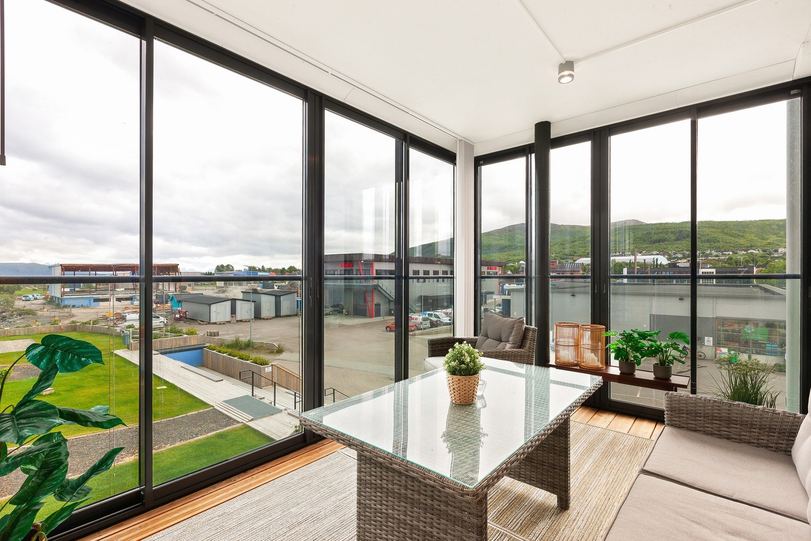 Innglasset balkong med plass til sittegruppe. Galleribilde