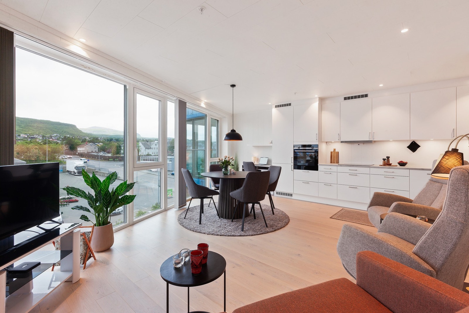 Spotter med dimming i stue og kjøkken og godt inneklima fra balansert ventilasjonsanlegg. Galleribilde