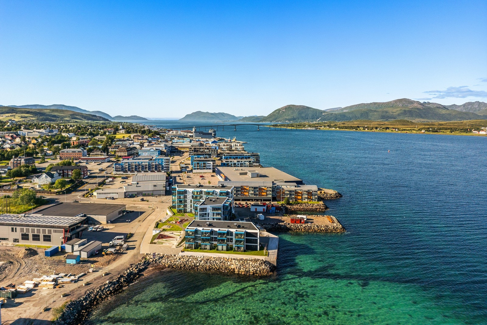 Bygningsmassen og området rundt holder høy kvalitet med marint preg, kaifront mot sjø og ellers opparbeidet med uteplasser og noe plen. Galleribilde