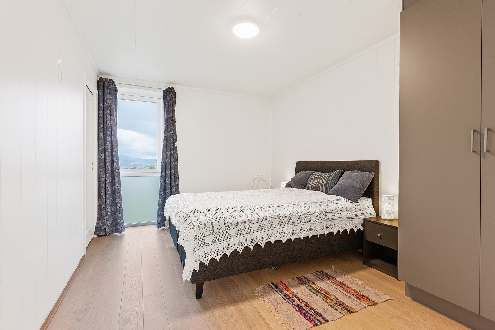 Hovedsoverommet har god plass til stor seng, tilhørende nattbord og garderobeskap. Galleribilde