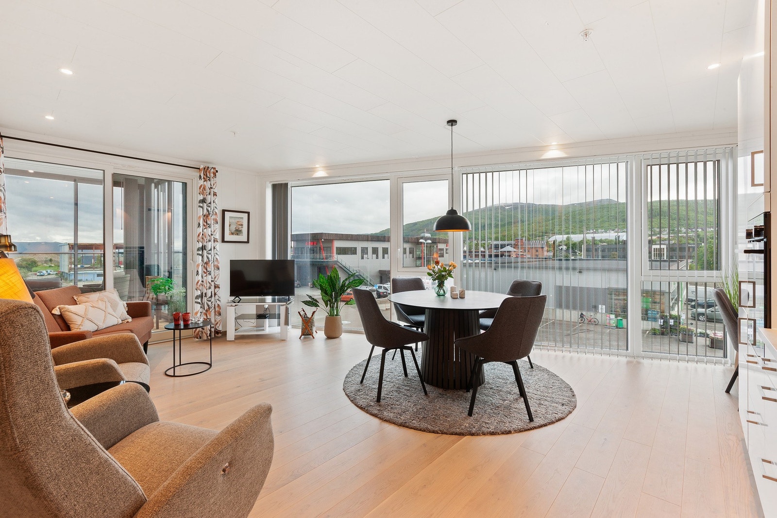 Gjennomgående vannbåren varme i stue/kjøkken og gang som gir en behagelig og lun gulvvarme. Galleribilde