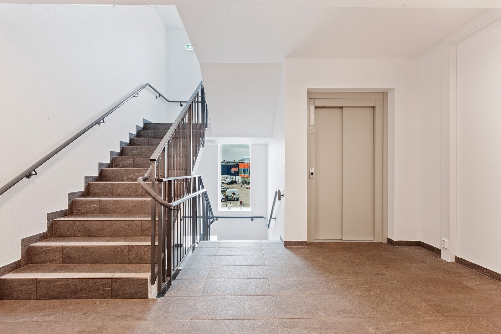 Fellesareal med både heis og trapp direkte opp fra garasjeanlegget. Galleribilde