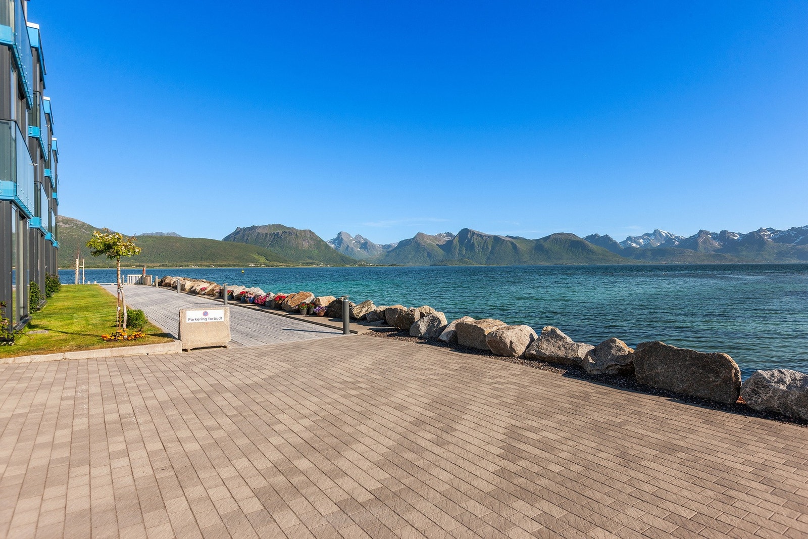 Promenade rundt byggene. Galleribilde