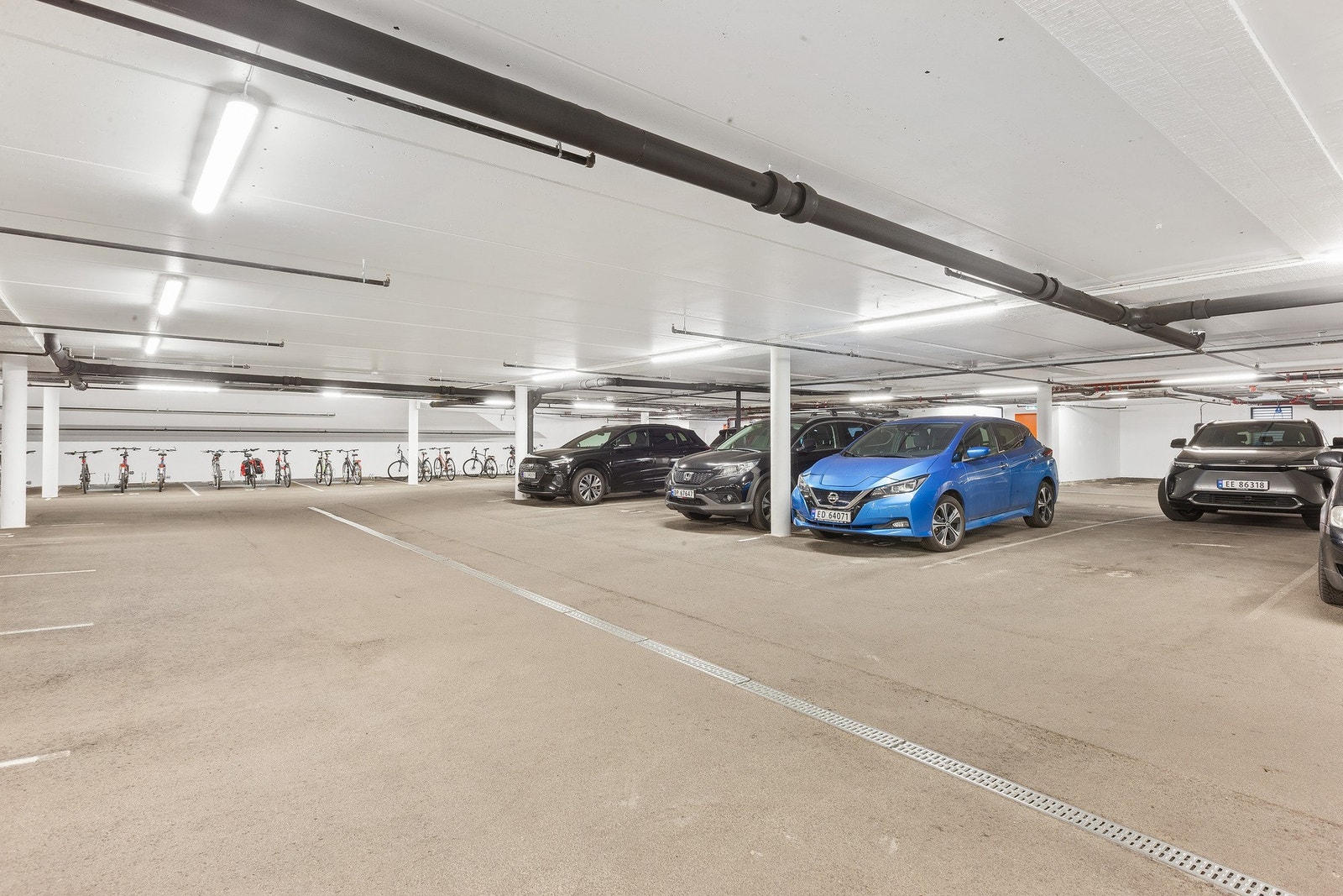 Fast parkeringsplass. Sykkelparkering ligger også her. Galleribilde