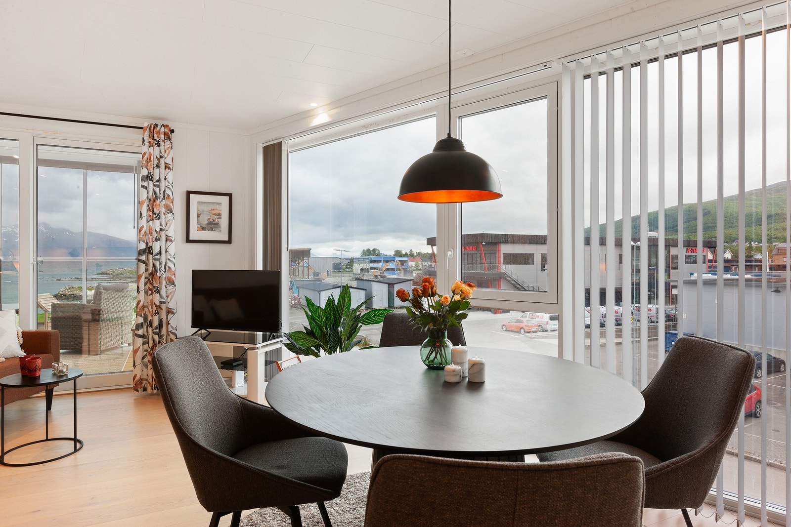 Leiligheten er utført med rikelig vindusoverflater som gir godt med lysinnslipp. Galleribilde