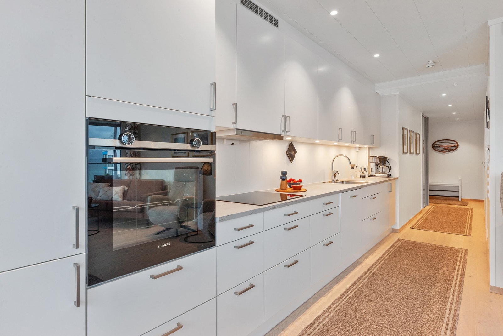 Induksjon koketopp, integrert oppvaskmaskin, stekeovn
i høyskap og Integrert kjøle-/fryseskap. Galleribilde