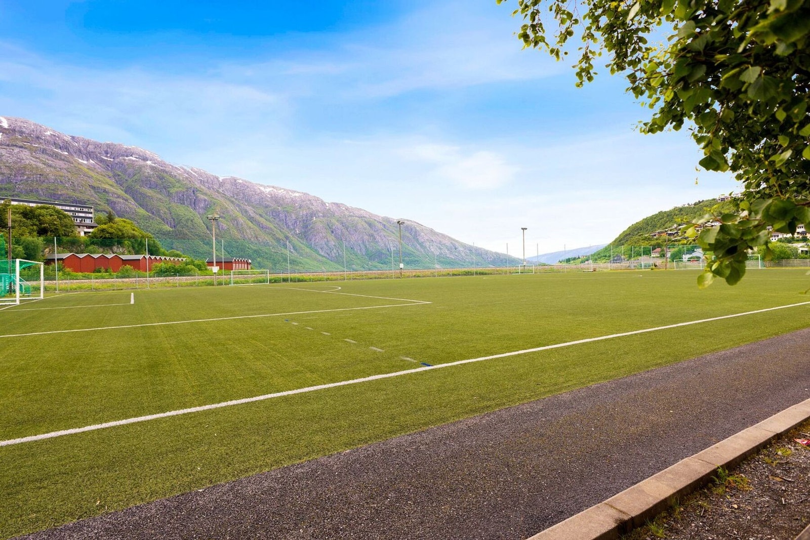 Fotballbanen til Halsøy IL nedpå leira på Halsøy. Galleribilde