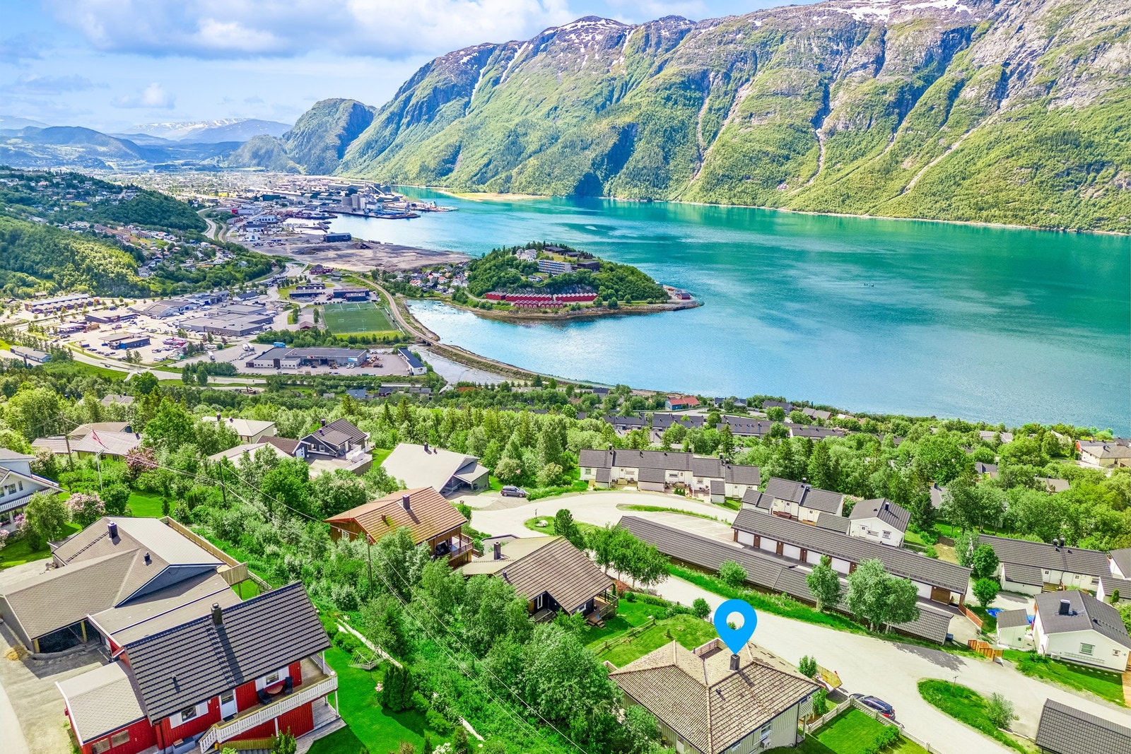 Eiendommen ligger på en utsiktstomt i et rolig boligfelt kun et steinkast fra nærmeste barnehage. Galleribilde