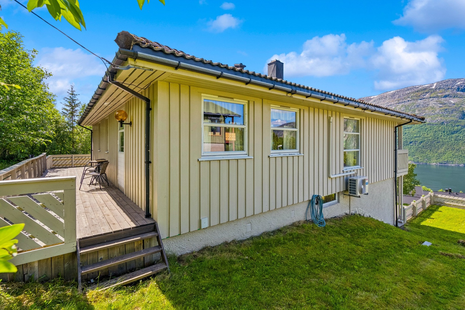 Med utgang fra kjøkkenet har du denne terrassen på baksiden av boligen. Galleribilde