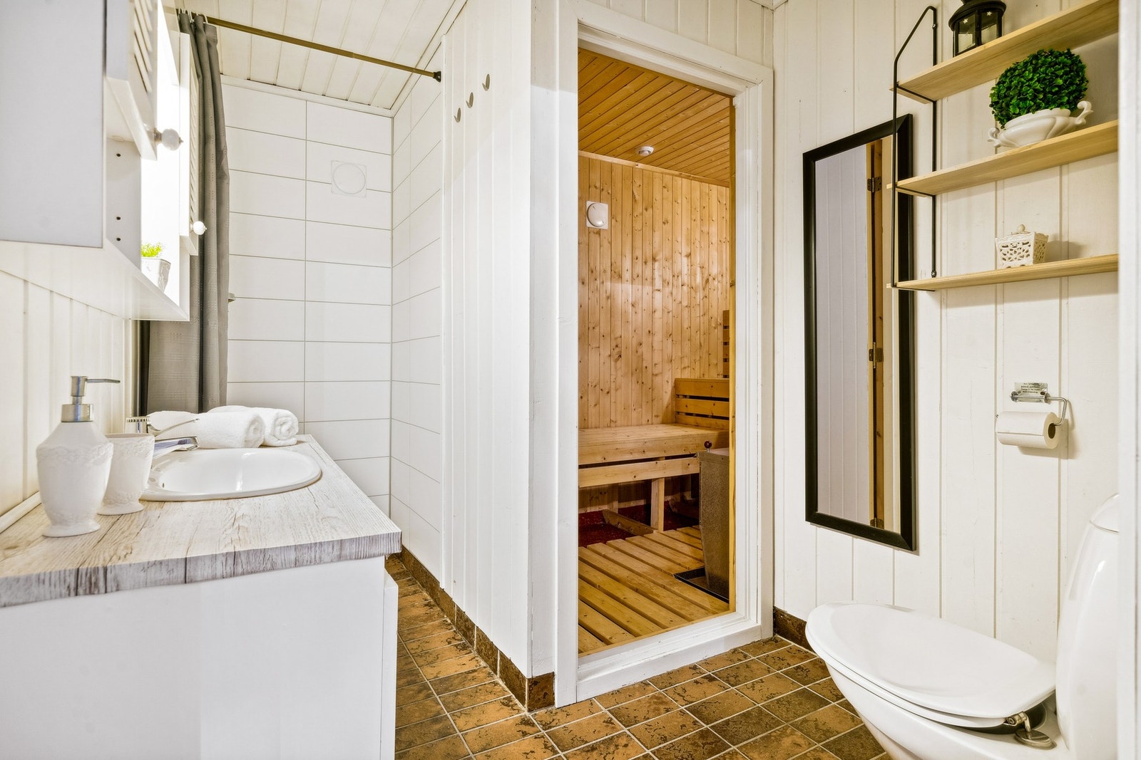 Boligen har 2 bad, begge med behov for renovering. Her får du også en badstu. Galleribilde