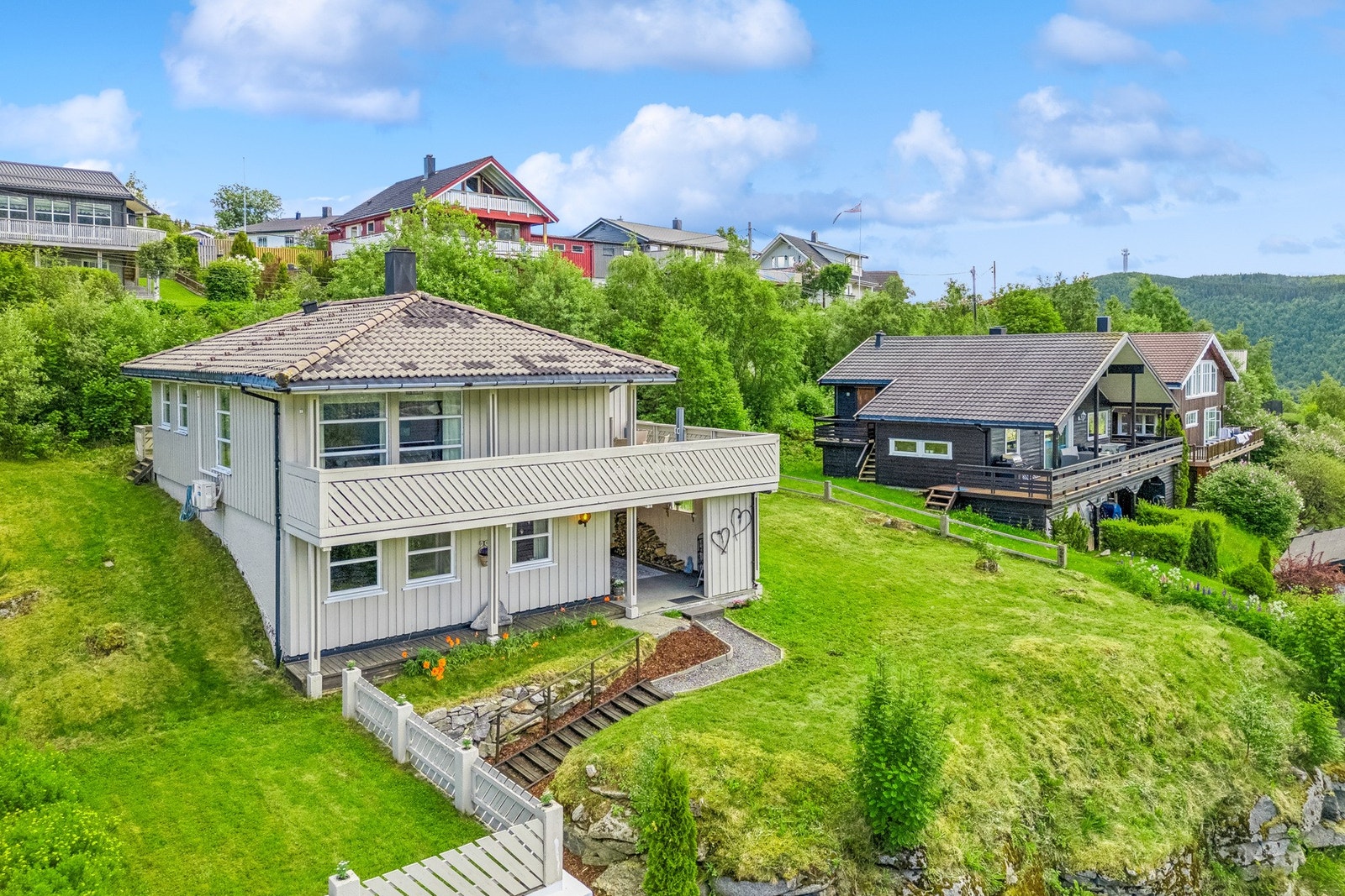 Velkommen til Trastvegen 26 - en fin familiebolig over 2 plan med formidabel utsikt, garasje og opparbeidet hageområde. Galleribilde