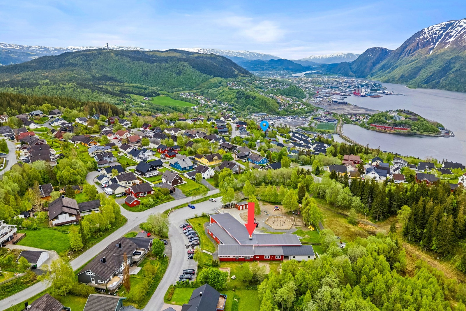 Blå markering viser boligens plassering, og herfra er det knappe 600 meter til nærmeste barnehage, Krinkelkroken. Galleribilde