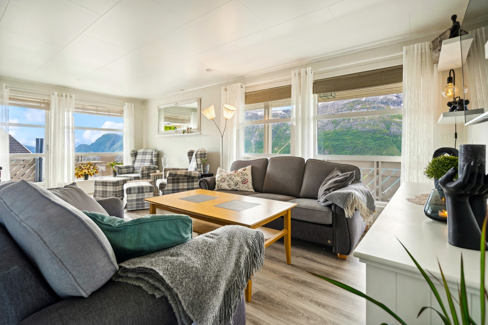 Hovedetasjen består av en stor og lys stue, kjøkken, 2 soverom, bad og toalett. Galleribilde