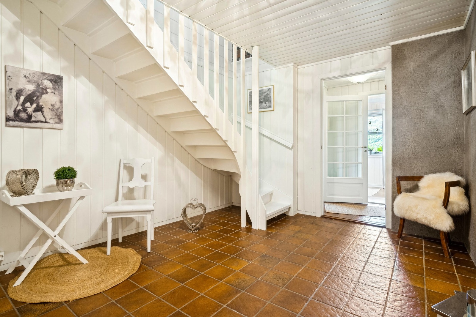 Huset har en romslig entré med flislagt gulv. Galleribilde