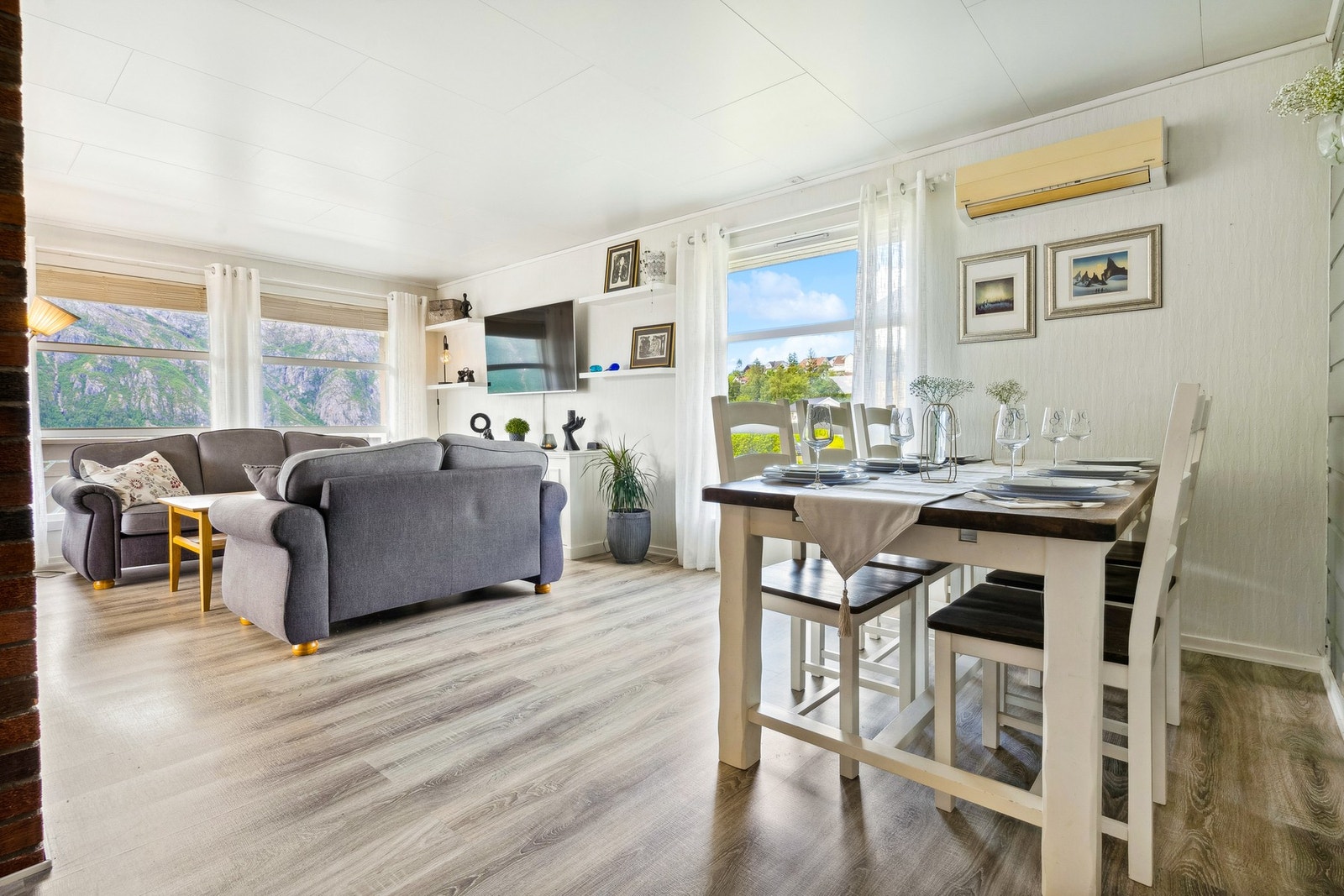 Boligen varmes opp med luft-til-luft varmepumpe på stuen, vedfyring og ellers oppvarming med strøm. Galleribilde