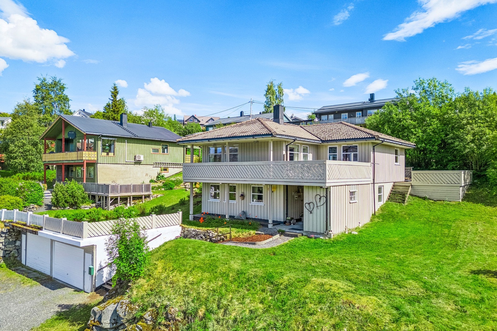 Boligen ble oppført rundt 1983, og byr på 180m² med boligareal samt garasje på ca. 32m². Galleribilde