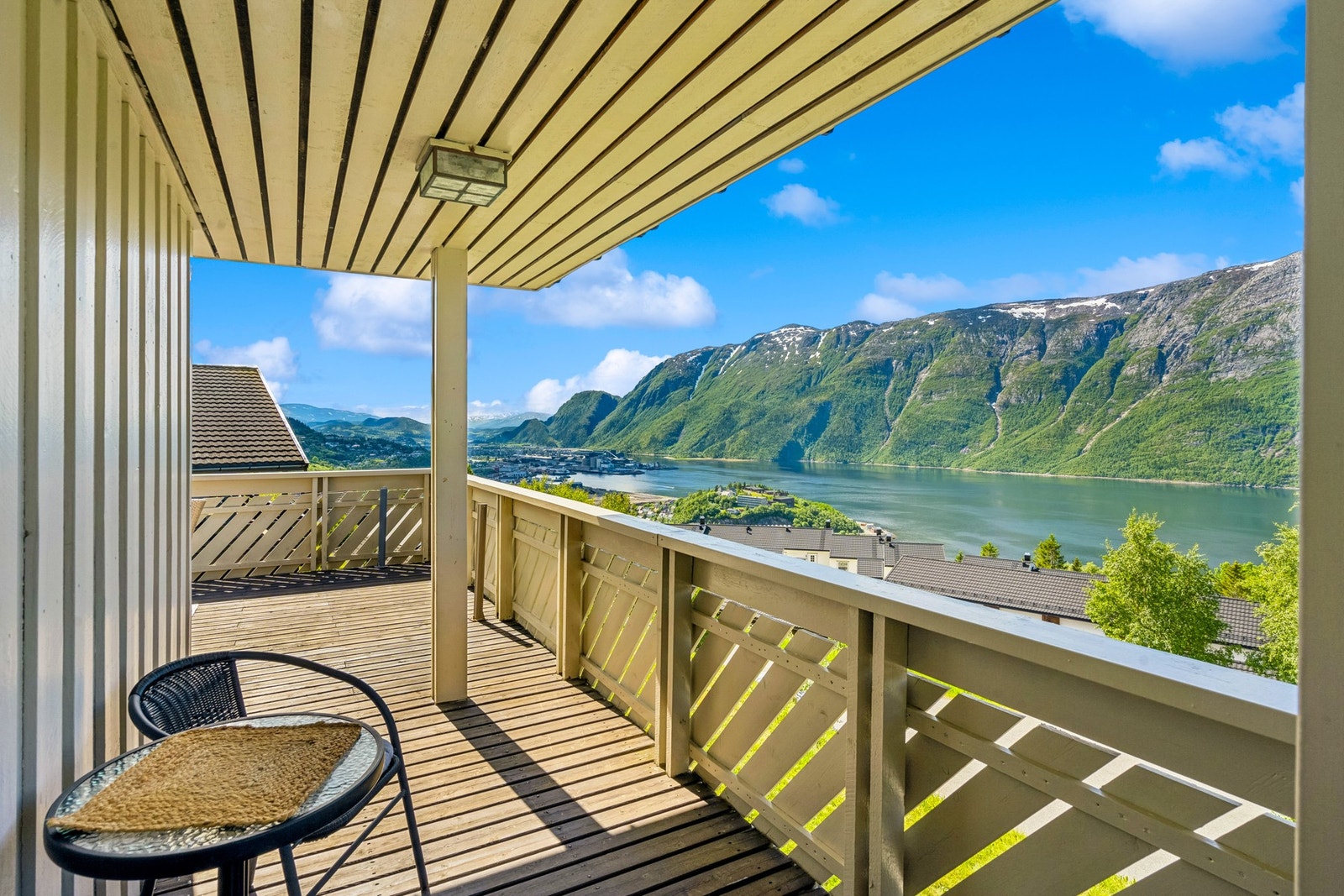 Takoverbygd del av terrassen gir ly og en lun atmosfære om man vil nyte sene kvelder mot utsikten. Galleribilde
