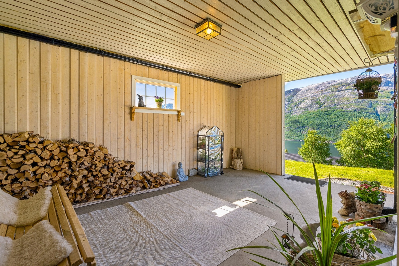 Inngangspartiet har godt med lagringsplass og takoverbygg. Galleribilde