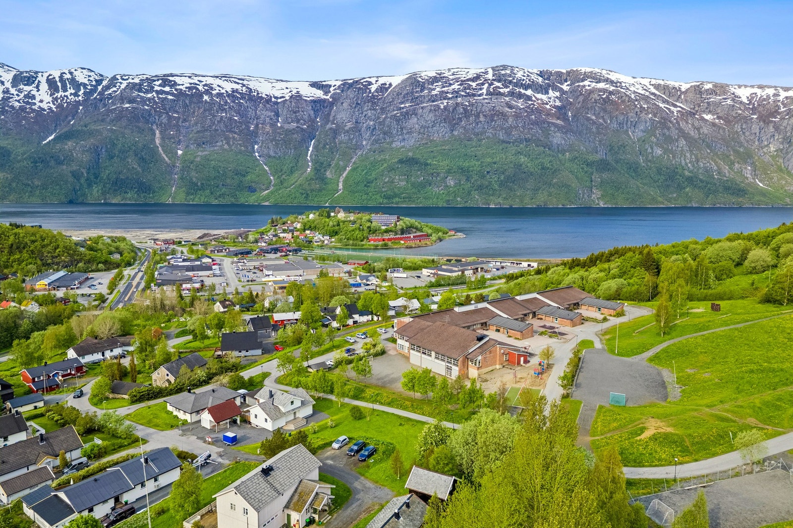 Eiendommen sokner til Kulstad barneskole som huser 1-7. trinn. Galleribilde
