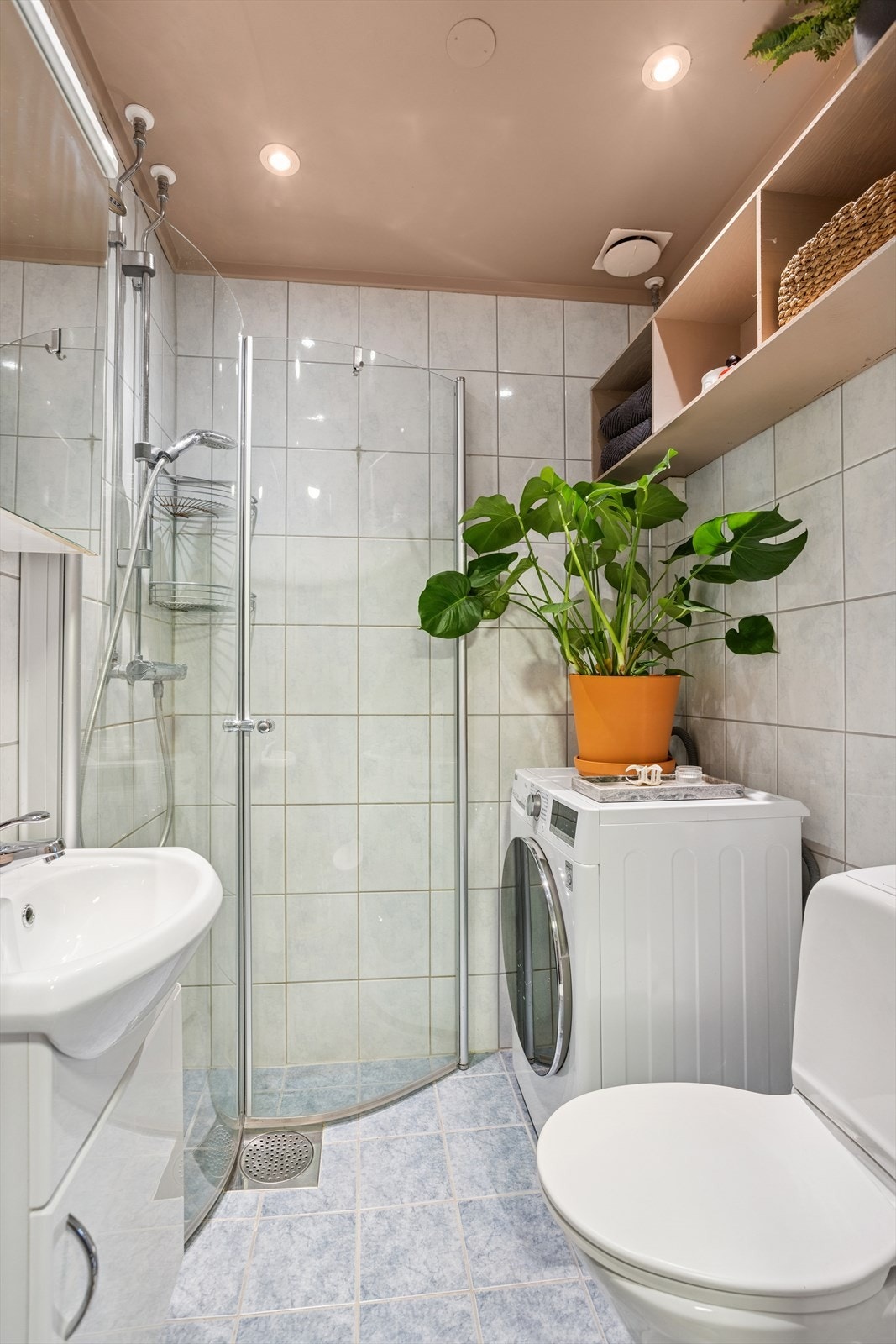 Flislagt bad med varme i gulv, samt plass til vaskemaskin. Legg merke til den nydelige fargen i taket. Galleribilde