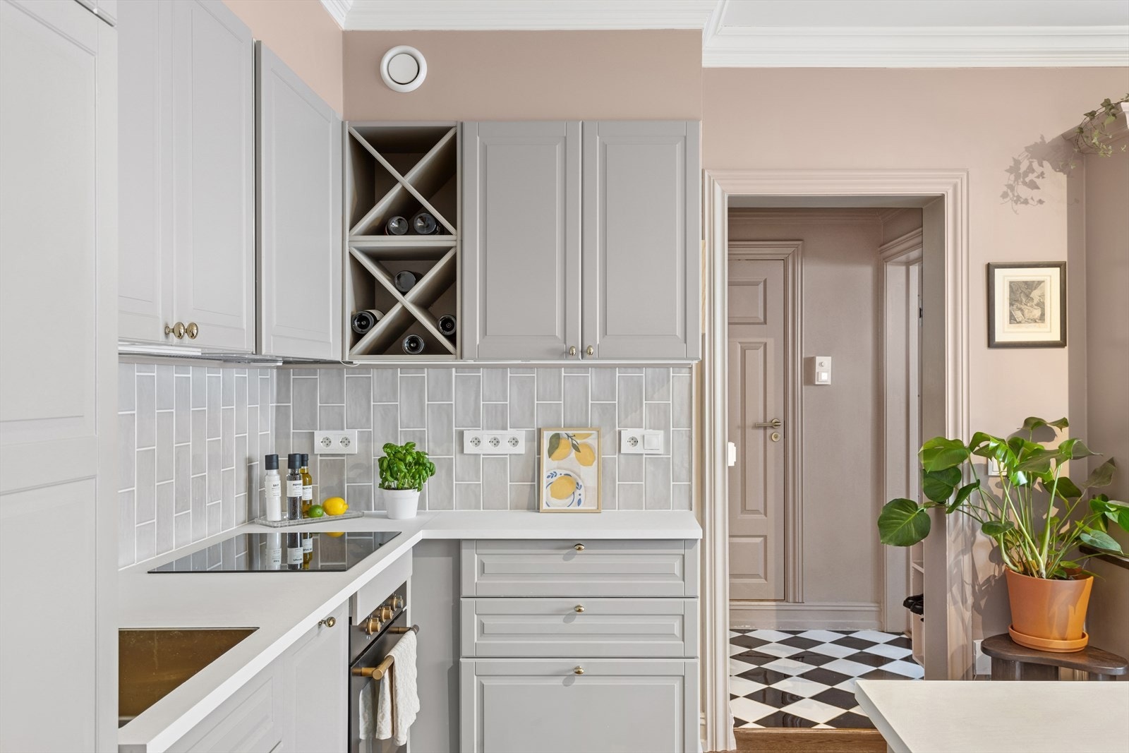 Kjøkkenet har rikelig med skap og benkeplass. Galleribilde