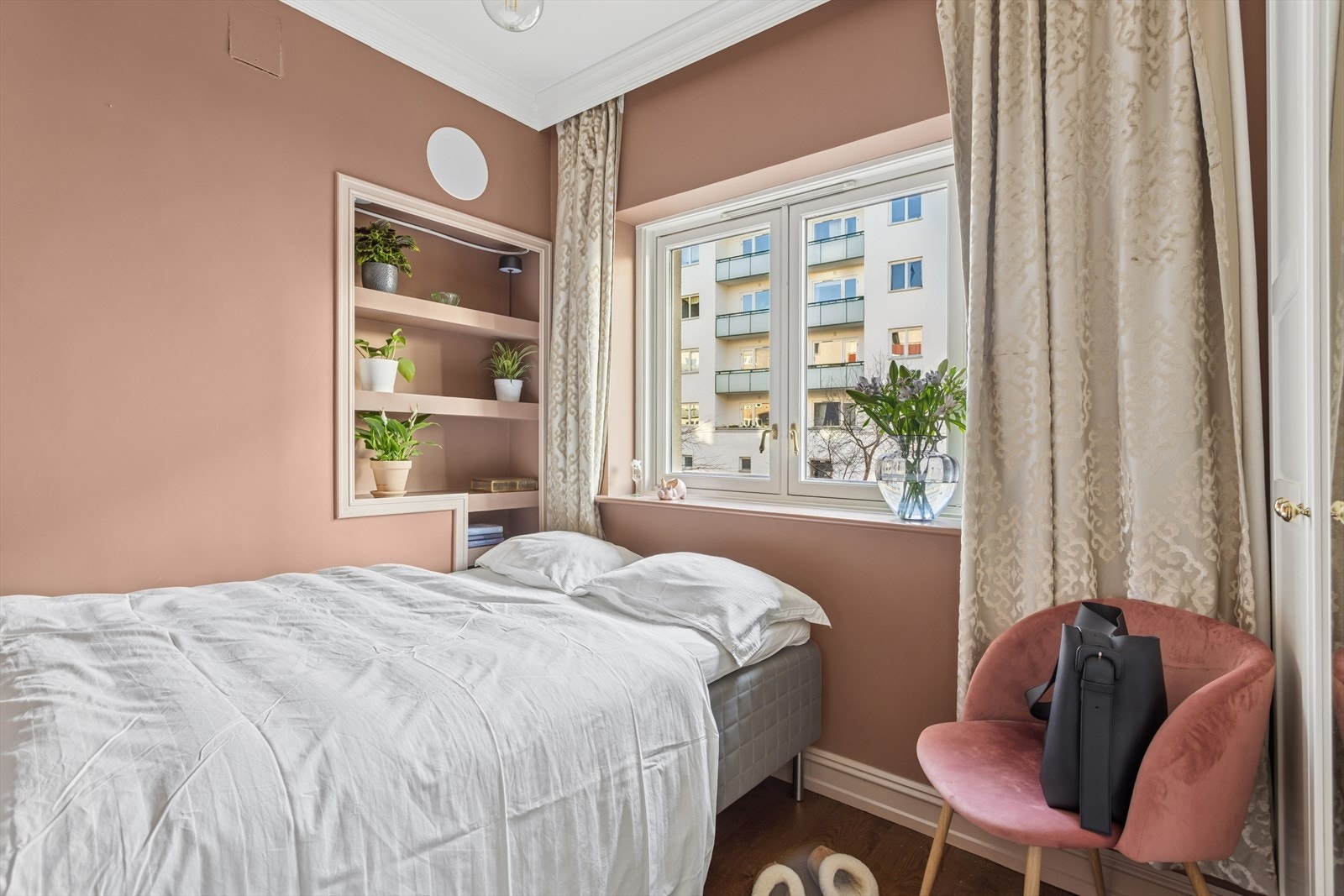 Også her er det lekre detaljer som innebygde hyller og fine fargetoner. Galleribilde