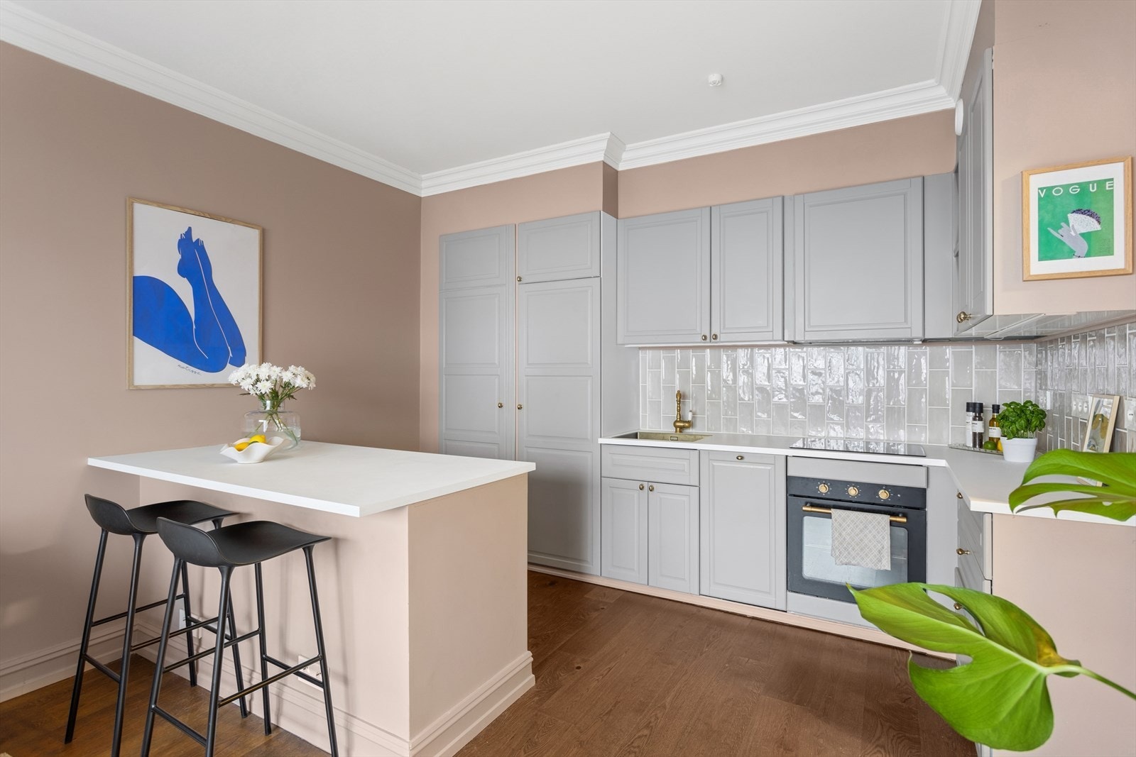 Stort og innholdsrikt kjøkken fra 2021. Alle hvitevarene på kjøkken følger salget. Galleribilde