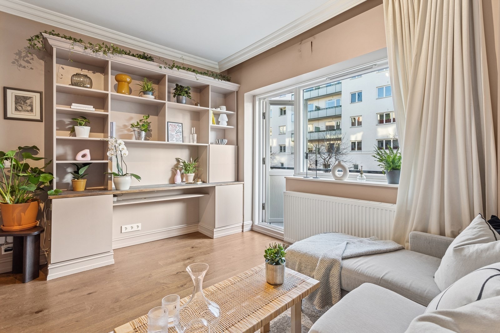 God plass til sofagruppe og plassbygd reol. Stue med utgang til hyggelig brannbalkong. Galleribilde