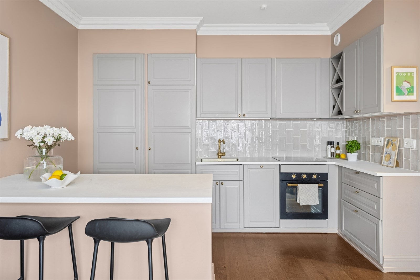 Bak kjøkkeninnredning har man nisje for oppbevaring av tørvarer og kjøkkenmaskiner. Galleribilde