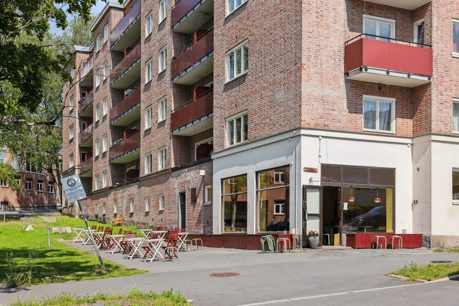 En ny hyggelig bar - Langt langt borte - har åpnet rett nedi veien. Galleribilde