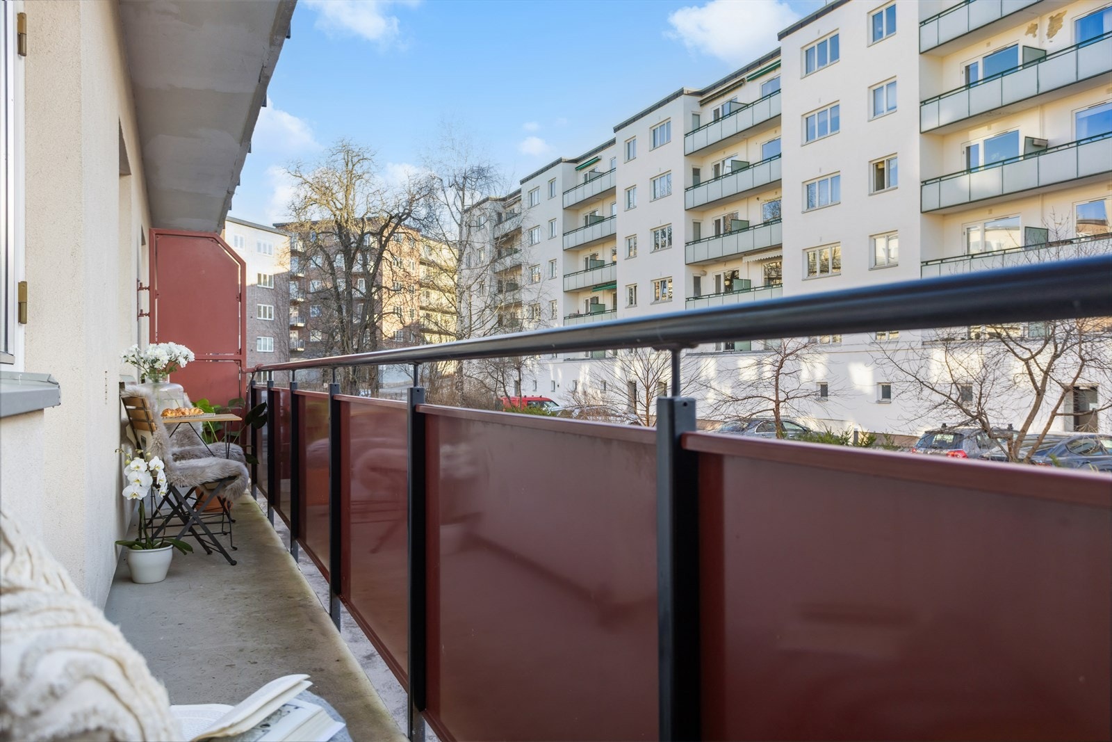 Stor og luftig brannbalkong. Det er ikke tillatt å ha møbler stående utenfor, men styret har bekreftet til megler at det er tillatt å oppholde seg på balkongen, og lov å ta med stol ut, så lenge det tas inn igjen når brannbalkongen ikke er i bruk. Galleribilde