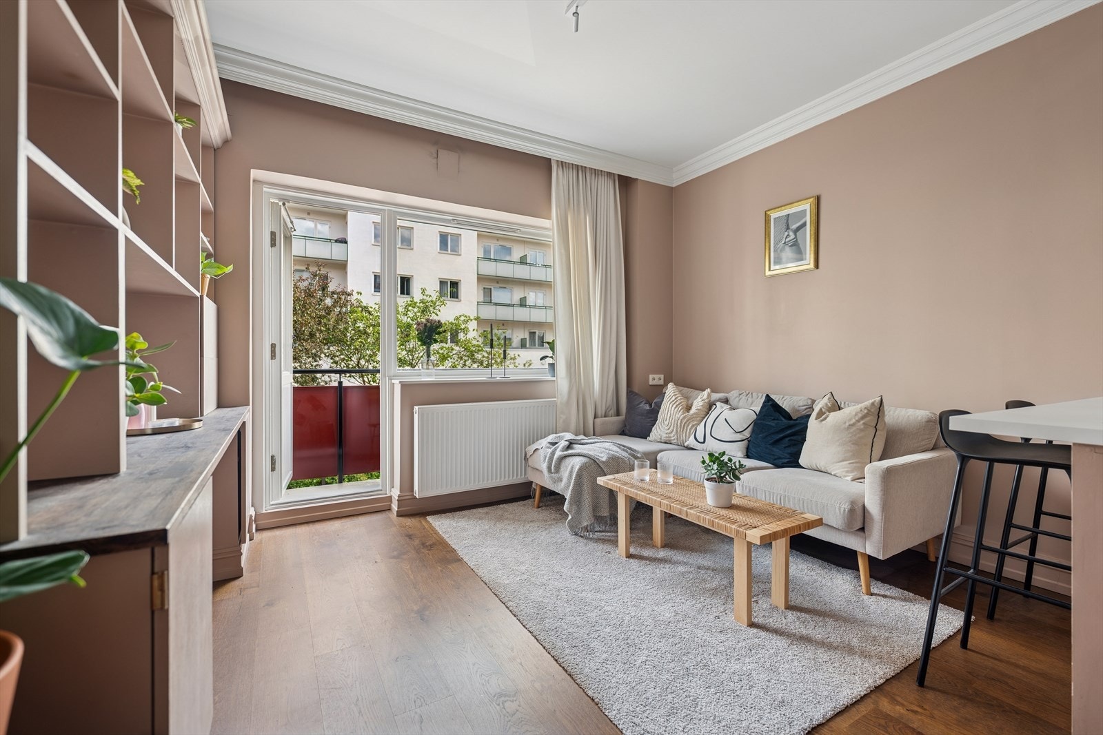 Ei hyggelig stuesone med god plass til sofa og tilhørende møblement. Galleribilde