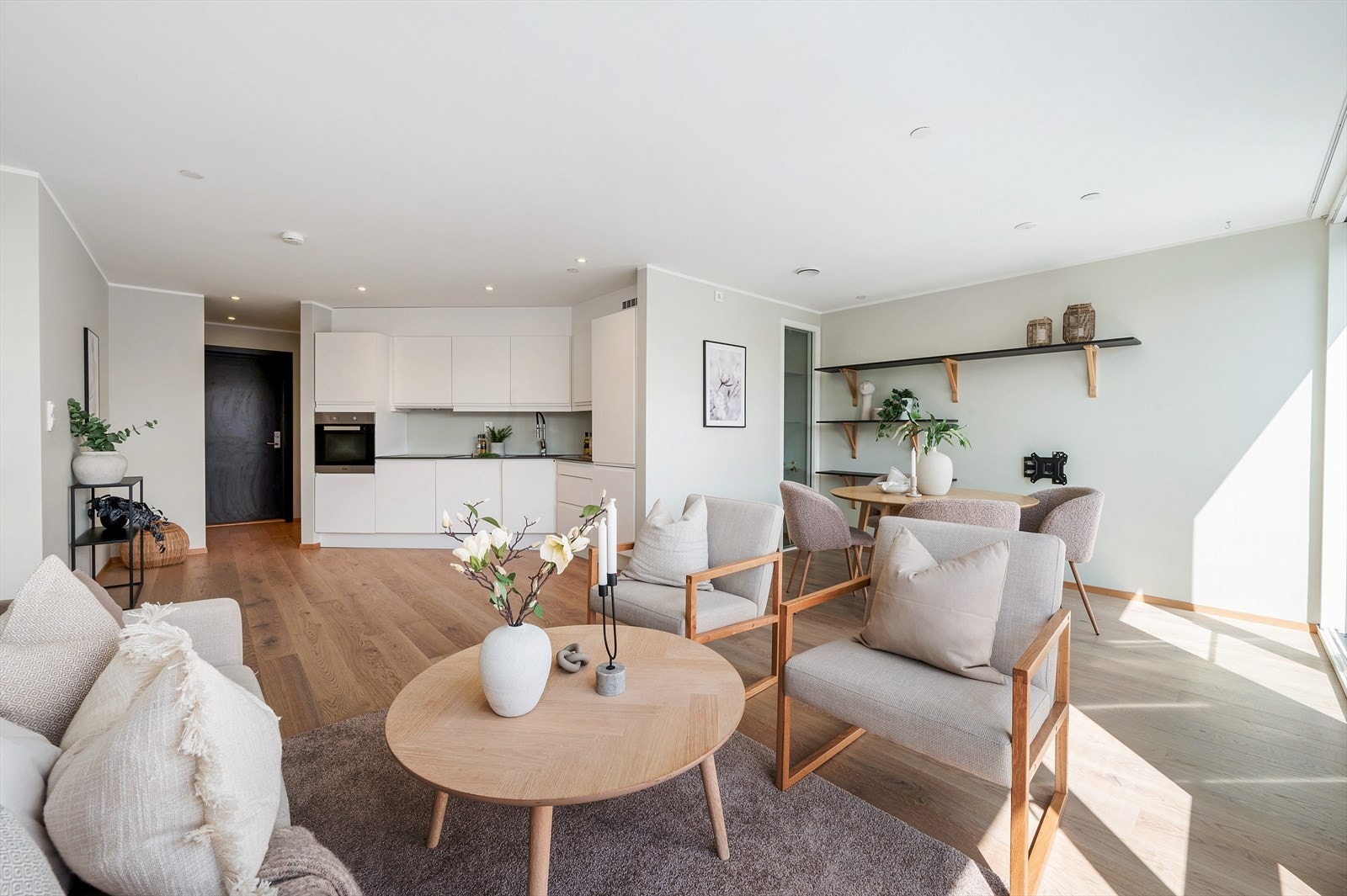 - Stue/kjøkken strekker seg utover et areal på 29,5m², og har plass til sofagruppe og spisebord i ulike soner - Galleribilde