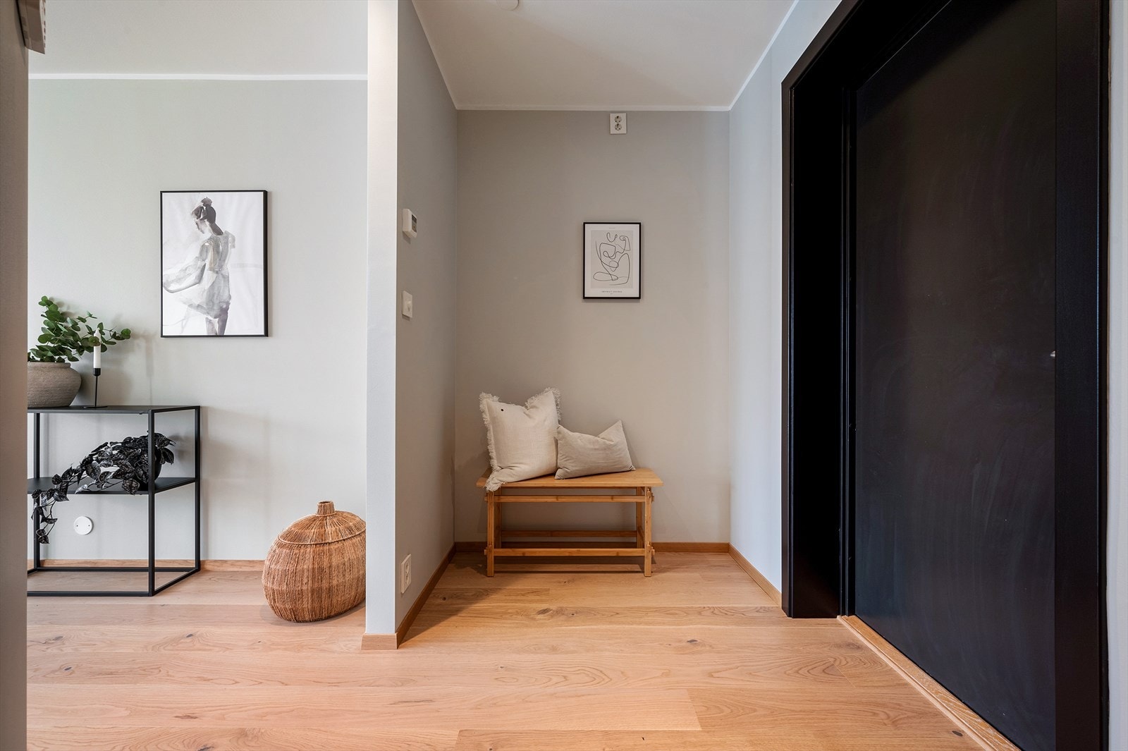 - Entréen måler 4,5m², og gir et fint førsteinntrykk av boligen. Her er det plass til en garderobeløsning i nisjen eksempelvis - Galleribilde