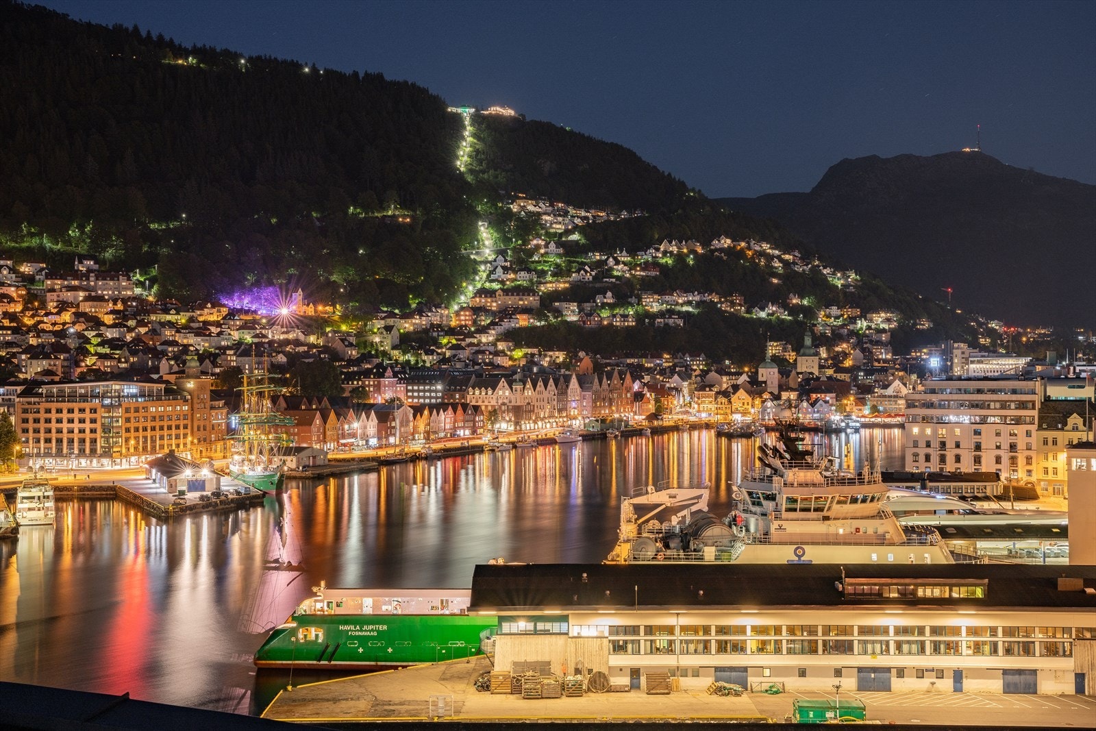 - Her får man nydelig utsikt over Bergen i kveldslys - Galleribilde