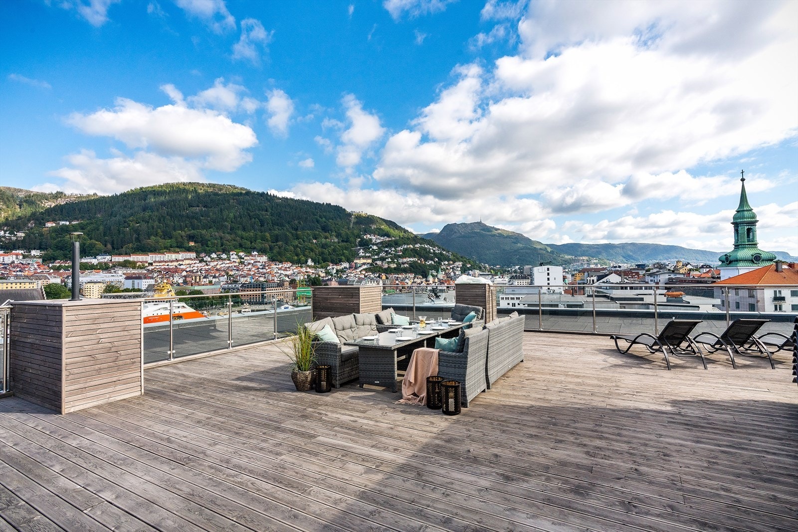 - Leiligheten har tilgang til to takterrasse; en felles takterrasse, samt en av få leiligheter med eksklusiv bruksrett til denne takterrassen - Galleribilde