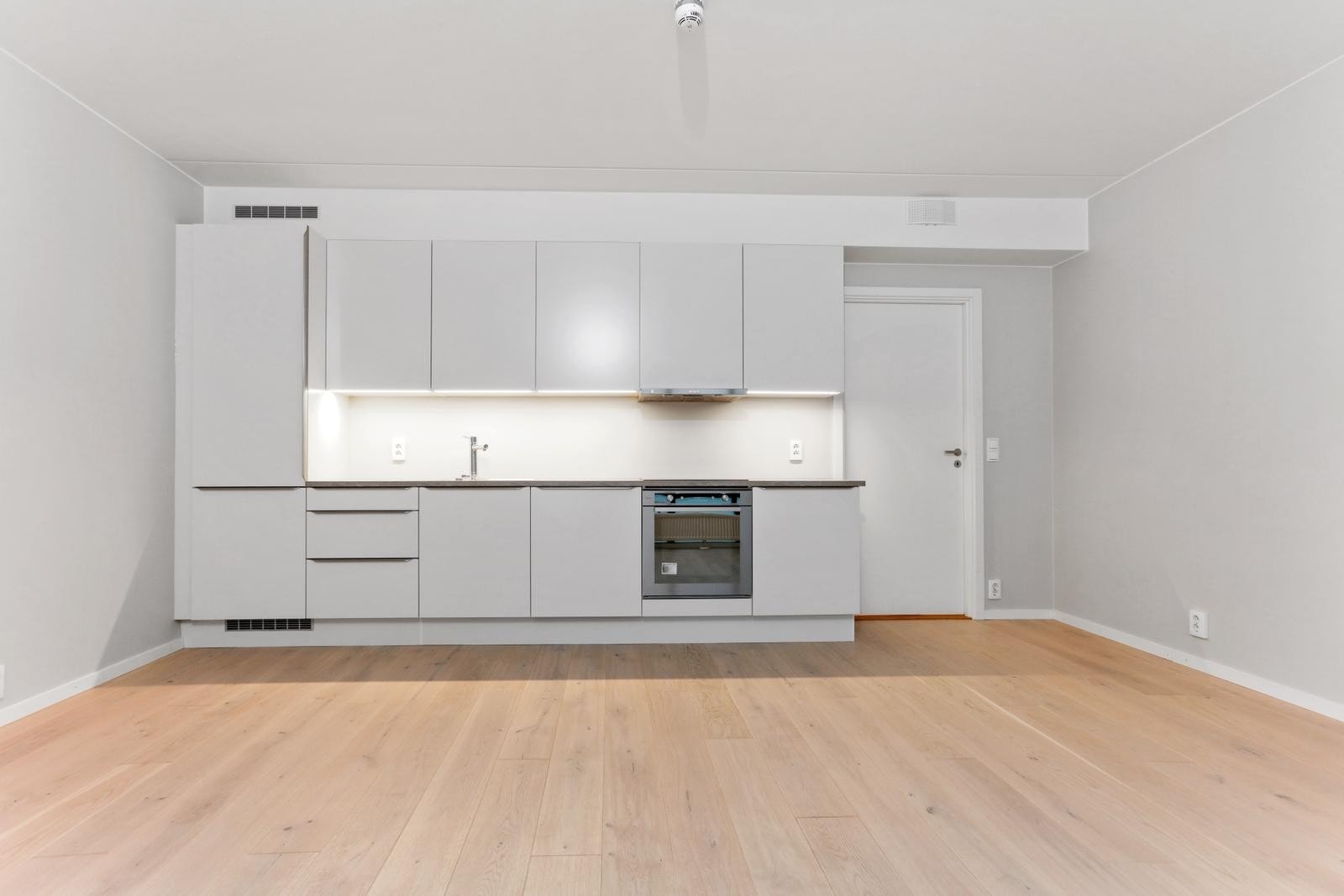 Lekkert kjøkken med integrerte hvitevarer Galleribilde