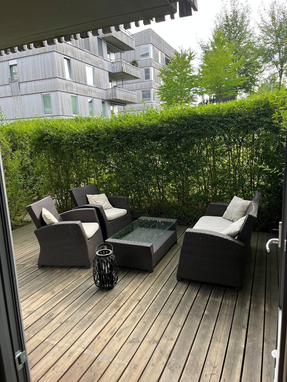 Stor markterrasse med god plass til utemblement. Galleribilde