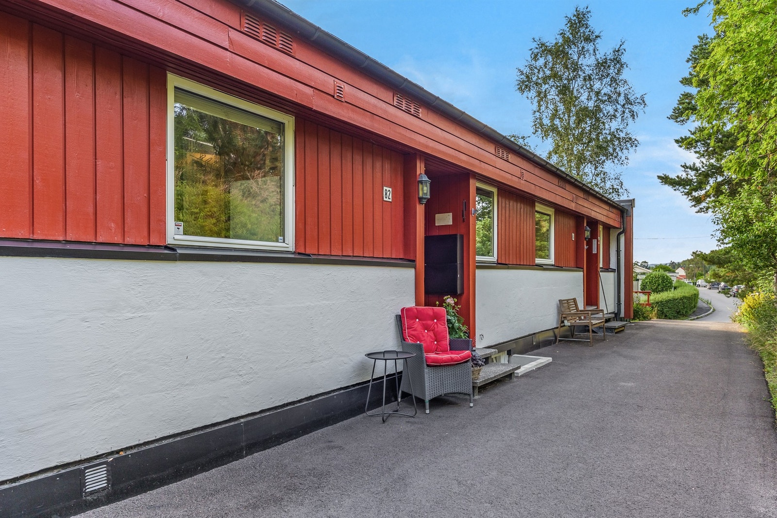 Hyggelig inngangsparti, med mulighet for å sette frem en liten sittegruppe. Fin plass å nyte litt skygge på ettermiddagen. Rekkehuset ble drenert i 2024, i regi av borettslaget. Galleribilde