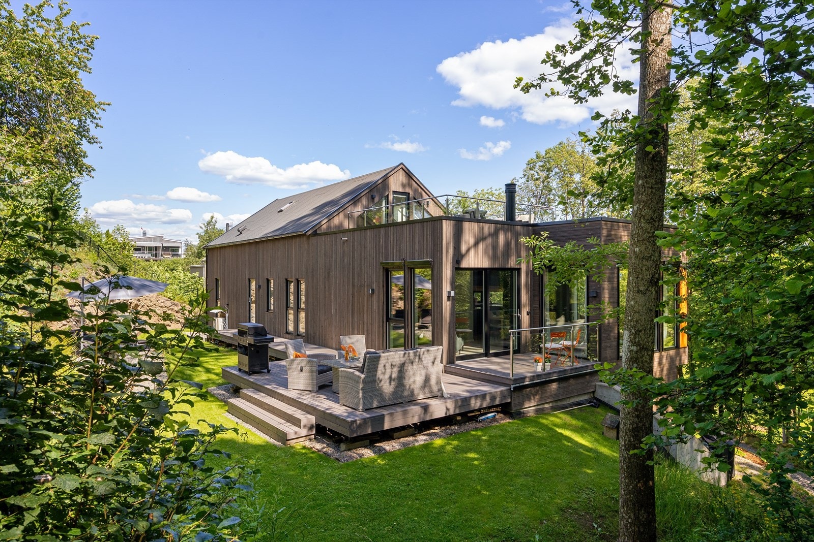 Eneboligen byr på flotte, usjenerte og solrike uteområder, i tillegg til en pent opparbeidet hage. Galleribilde