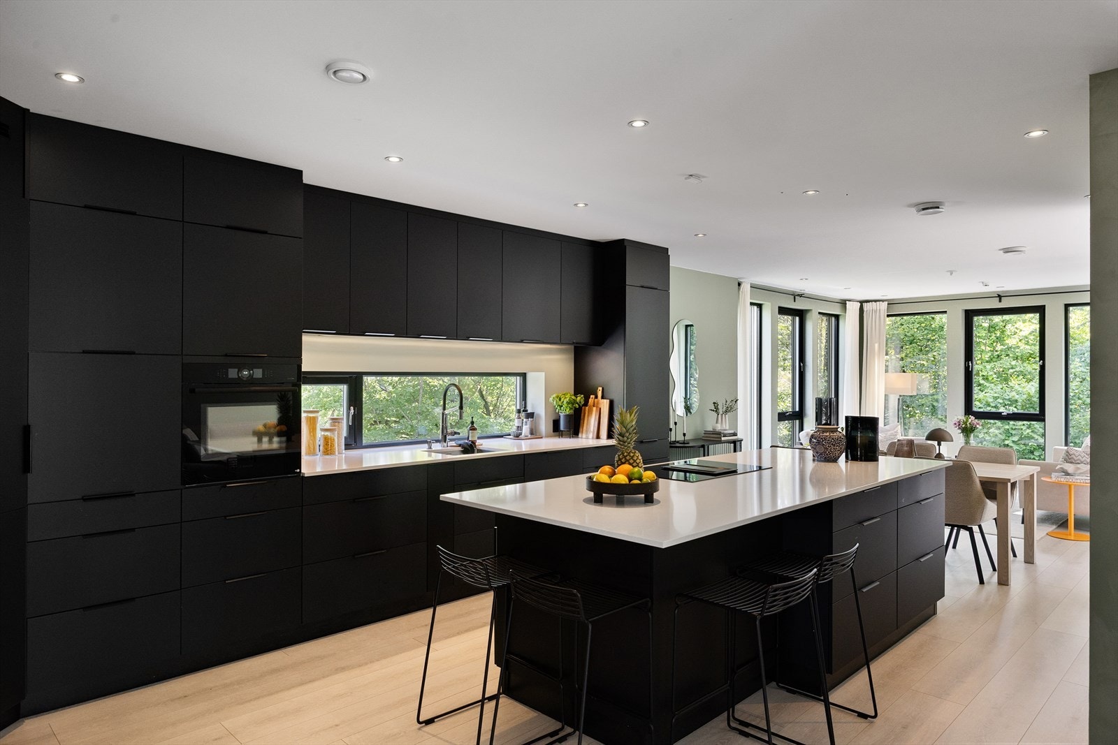 Innredningen består av slette fronter og en benkeplate i stein, som gir et moderne uttrykk. Oppvaskkummen er integrert i benkeplaten, og det er montert ettgreps blandebatteri. Galleribilde